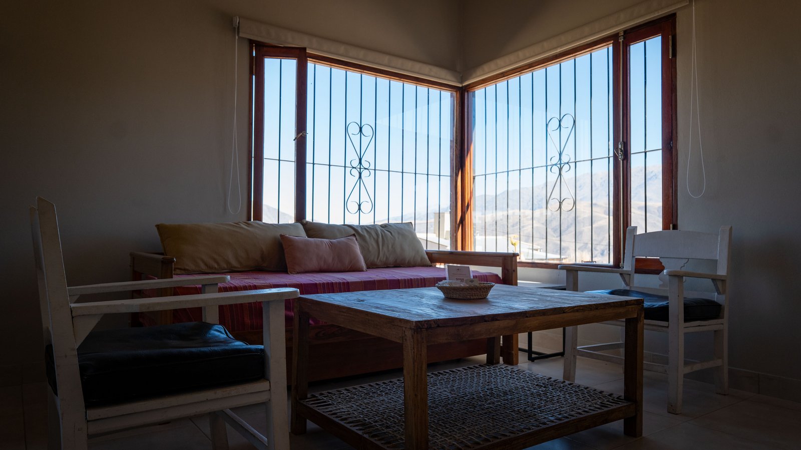 Casa Vid - sala de estar con vista a los cerros