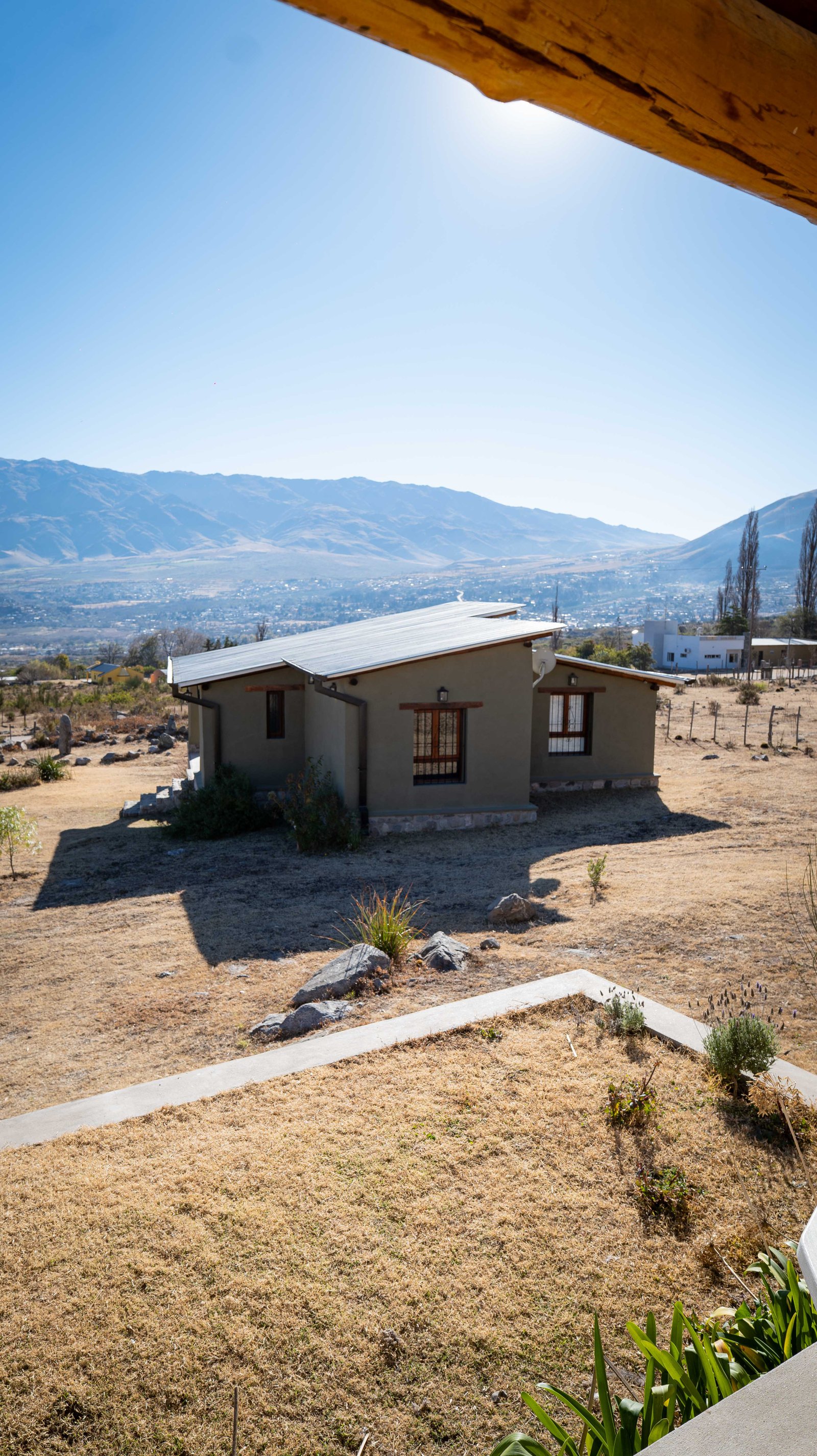 Casa Vid - exterior con vista a los cerros
